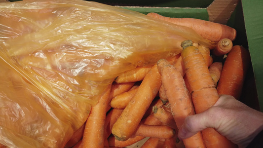 选择胡萝卜在蔬菜商店或市场掌声视频