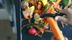 叉子从窗边的花椰菜和鸡肉沙拉上摘花椰菜8秒视频