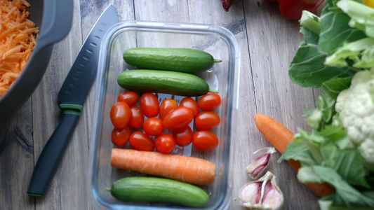 从装有蔬菜的塑料容器中摘西红柿的女性手视频