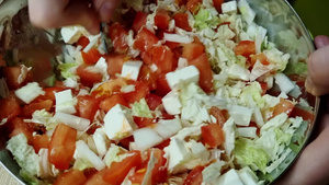 用勺子搅拌卷心菜和番茄沙拉13秒视频