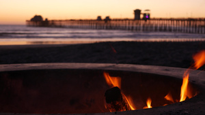 美国加利福尼亚州的篝火坑暮色海滩上14秒视频