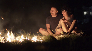 情侣坐在营火旁27秒视频