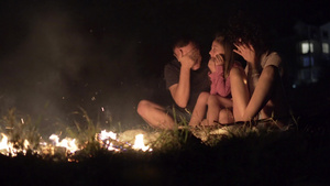 晚上在户外的营火附近休息30秒视频
