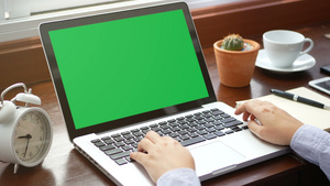 4k使用笔记本电脑用键盘手指和触摸板或用于幻灯片的11秒视频