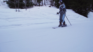 在法国阿尔卑斯山的斜坡上滑雪初学者女孩35秒视频