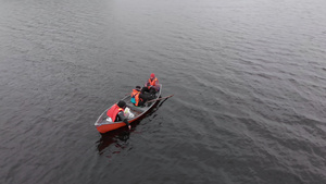三名身穿橙色救生衣的男子在橙色船上15秒视频