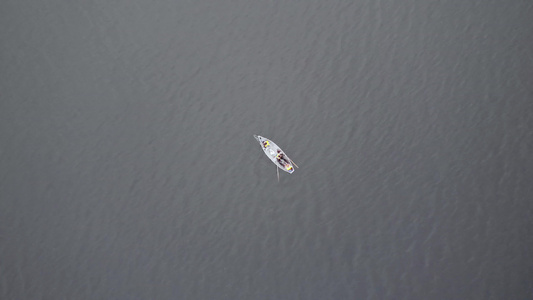 三个人在小船上钓鱼在湖上捕食芬兰鸟眼观视频