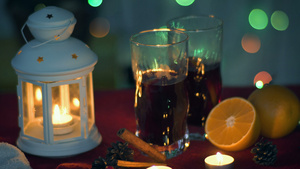 圣诞节概念热辣的葡萄酒和新年灯笼16秒视频