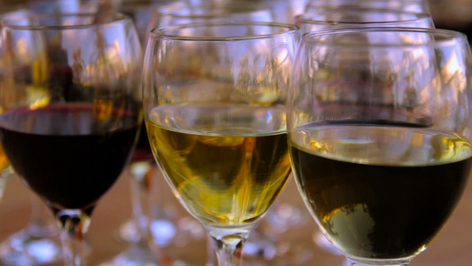 木制桌上的红酒和白酒杯视频