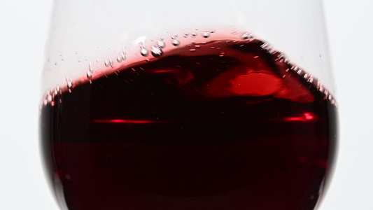 将红酒在葡萄酒杯中转贴上白色视频