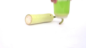 西葫芦和绿色液体9秒视频