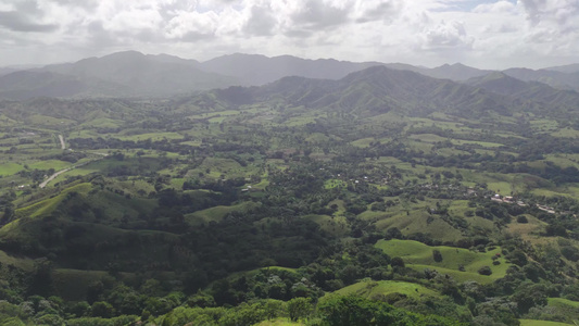 多米尼卡共和国蒙塔纳红色山的全景7视频