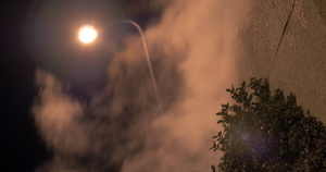 街上灯笼和夜里在户外传播的浓烟6秒视频