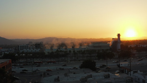 棕榈树蒸汽工厂和布班克洛斯天使加利福尼亚日落4公里11秒视频