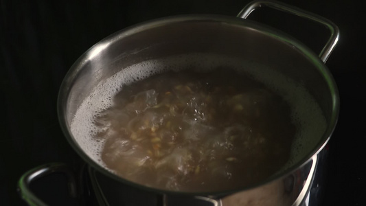 在炉子上做饭煮麦片烹饪视频