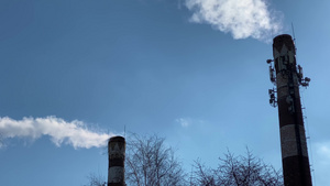 锅炉房旧式老式两根砖管覆盖着蜂窝移动网络天线在蓝天12秒视频