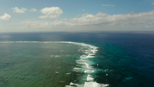 海景蓝海有云的天空空中观察视频