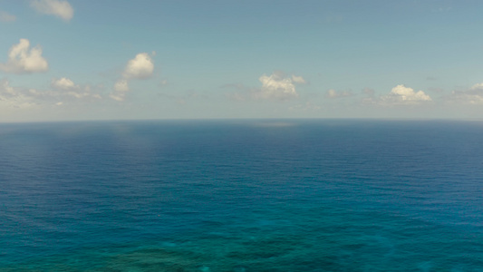 海景蓝海有云的天空空中观察视频