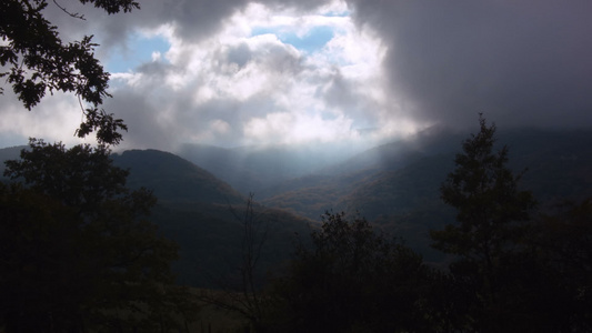 高山的清晨逝去之日视频