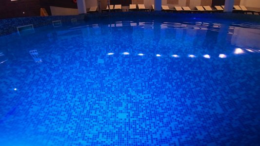 夜里游泳和娱乐的豪华游泳池场景视频