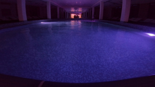 夜里游泳和娱乐的豪华游泳池场景视频