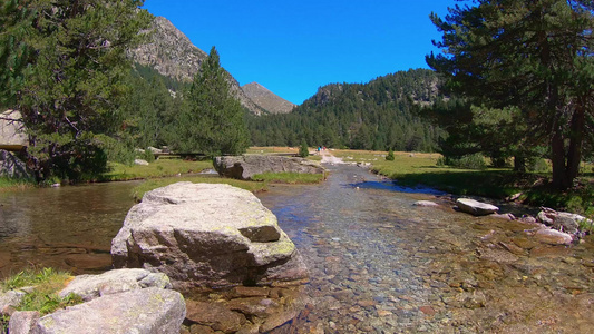 美丽的比利牛斯山脉地貌美丽的湖水来自西班牙和加泰罗尼亚视频