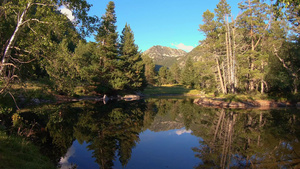 美丽的比利牛斯山脉地貌美丽的湖水12秒视频