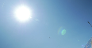 蓝色的天空中的阳光13秒视频