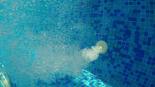 按摩浴缸喷射的气泡在温泉池中的气泡蓝色水中抽象背景视频