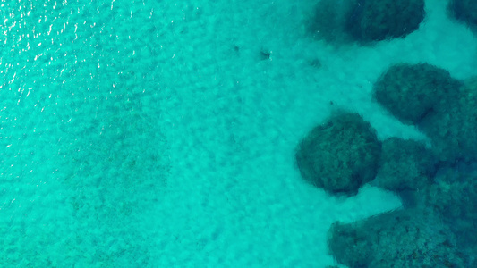 平静清澈的海水背景平静的海水背景完美清澈的蓝色绿松石视频