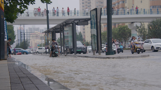 河南郑州城市洪水内涝[漫堤]视频