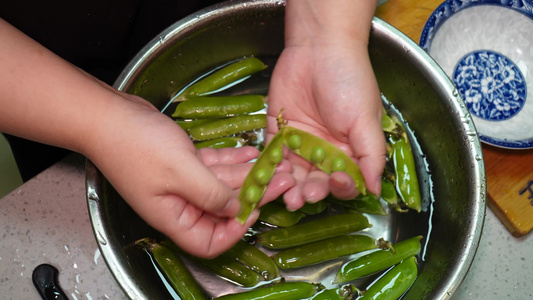 剥豌豆剥青豆处理豆子视频