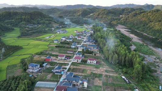 美丽乡村田园金秋金黄稻田乡村炊烟航拍视频