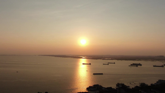 航拍湖面夕阳晚霞日落视频