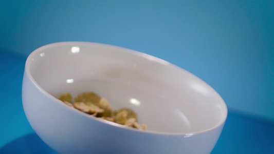 玉米片片谷物倒在碗里视频