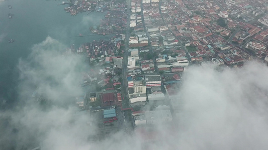 空中无人驾驶飞机在乔治镇观测着令人惊叹的厚雾风景视频