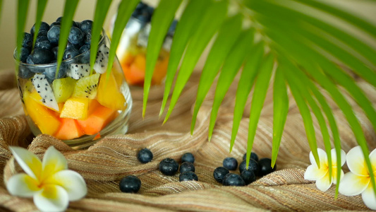 新鲜的各类生有机果汁和水果放在玻璃碗里健康素食者;视频