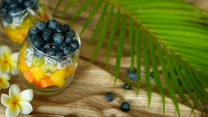 新鲜的各类生有机果汁和水果放在玻璃碗里健康素食者12秒视频