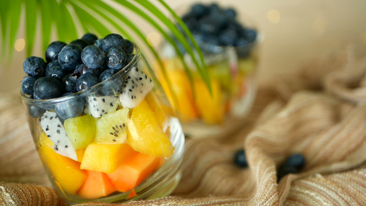 新鲜的各类生有机果汁和水果放在玻璃碗里健康素食者;视频