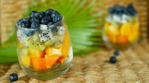 新鲜的各类生有机果汁和水果放在玻璃碗里健康素食者19秒视频