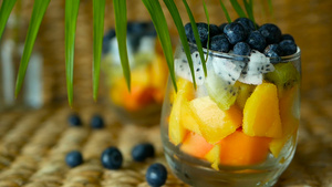 新鲜的水果放在玻璃碗里15秒视频