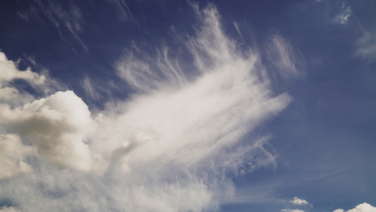 4公里长的飞毛白云和蓝天空背景的时差运动视频
