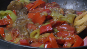 在煎锅里煮蔬菜59秒视频