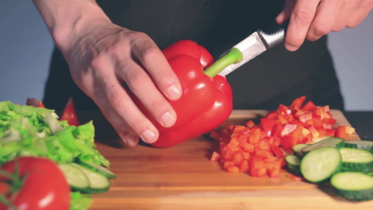 厨师切红辣椒在切割板上视频