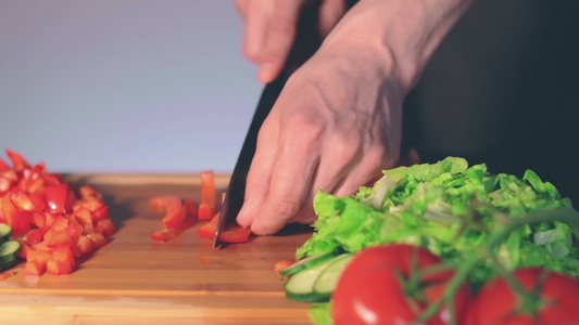 厨师切红辣椒在切割板上视频