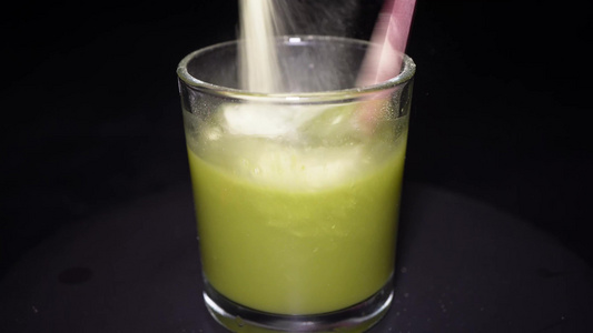 菠萝果汁柠檬果汁粉玻璃冲泡视频