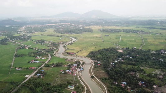 被绿红地环绕着的Kampung马雷视频