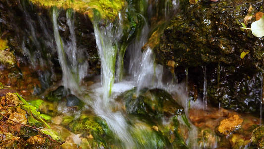 一个小瀑布泉水流出的淡水快速流出UKAINE视频