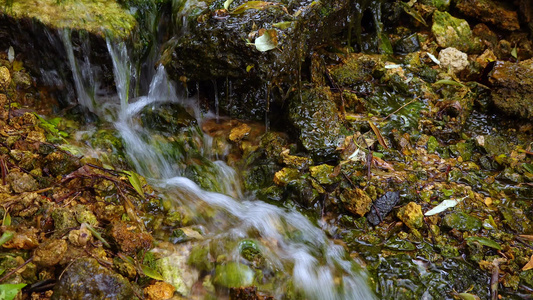 一个小瀑布泉水流出的淡水快速流出UKAINE视频