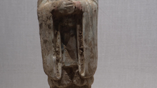 博物馆藏展示唐代陶俑人像侍女视频